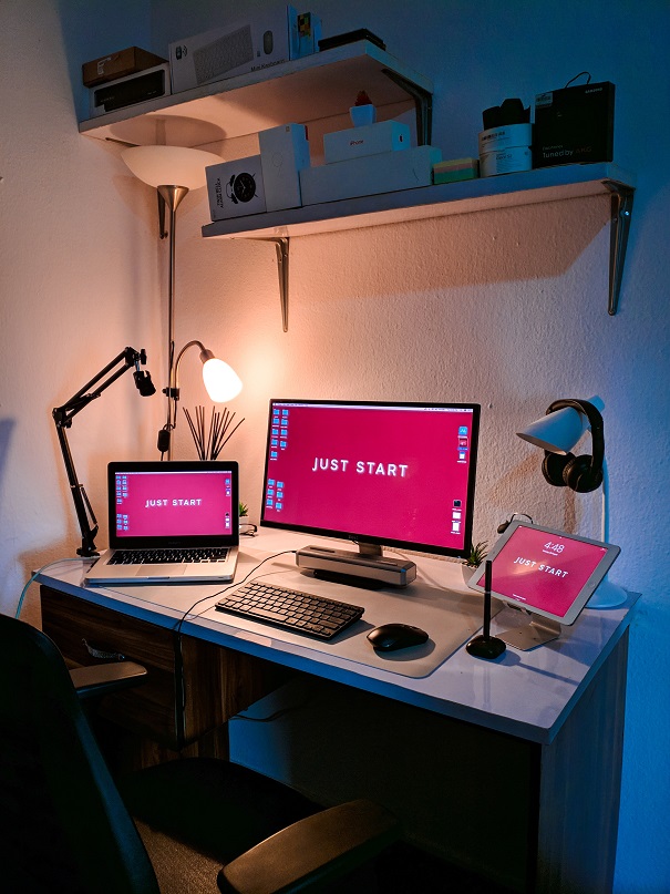 bureau avec ordinateur et écran